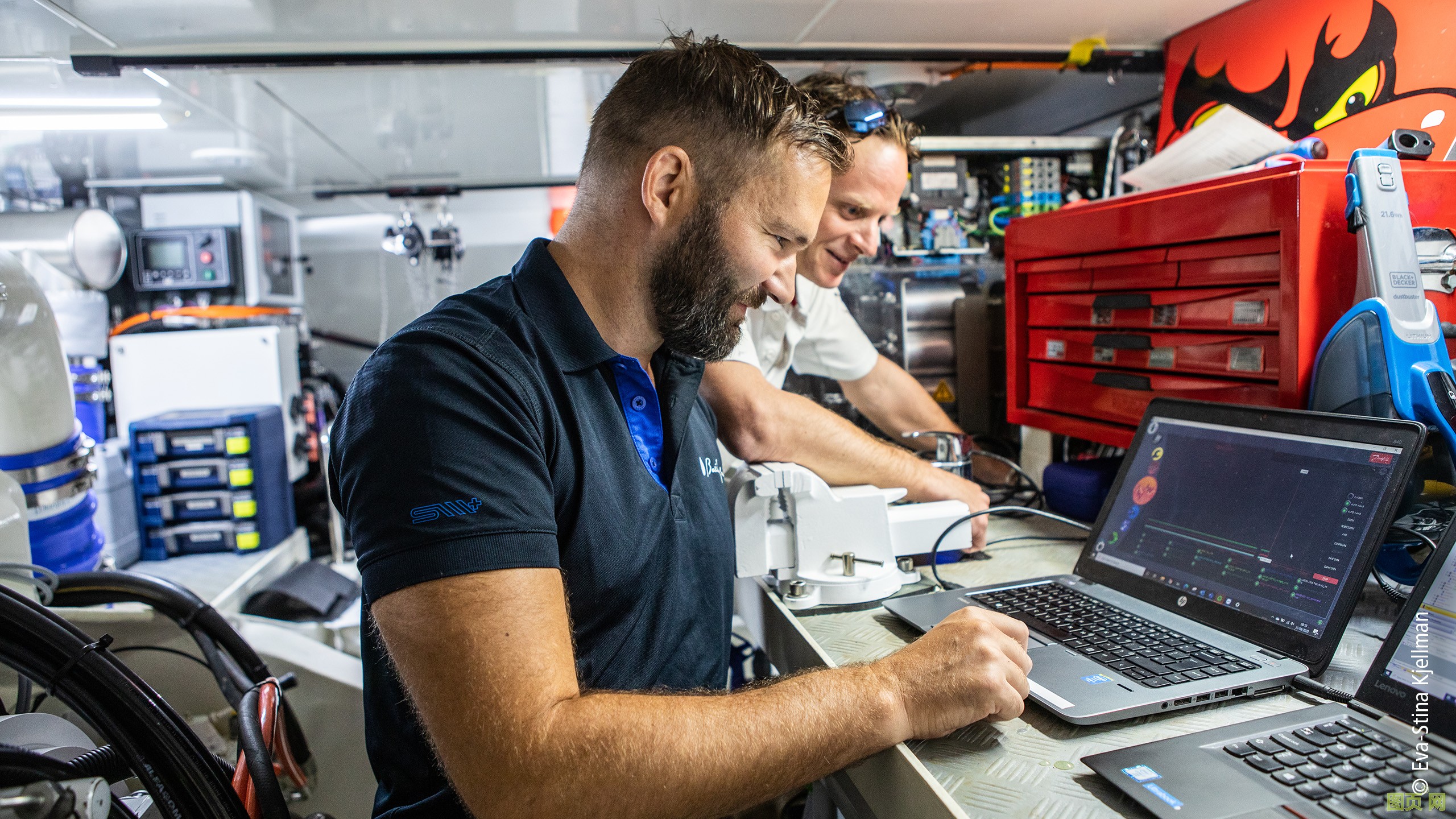 Baltic Yachts 公司高級自動化工程師 Mikael Johansson（最前面）：“我們還在想，能在游艇的何處以及如何更多地利用 PC 控制技術的優勢。”